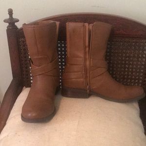 Guess boots size 8.5 brown with inside zipper.